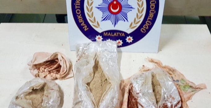 Vücuduna sarılı eroinle yakalanan İranlı kadın tutuklandı