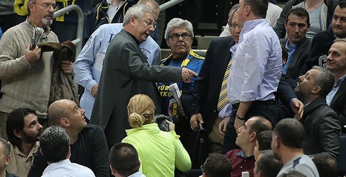 Fenerbahçe Malaga maçında kavgayı Aziz Yıldırım önledi