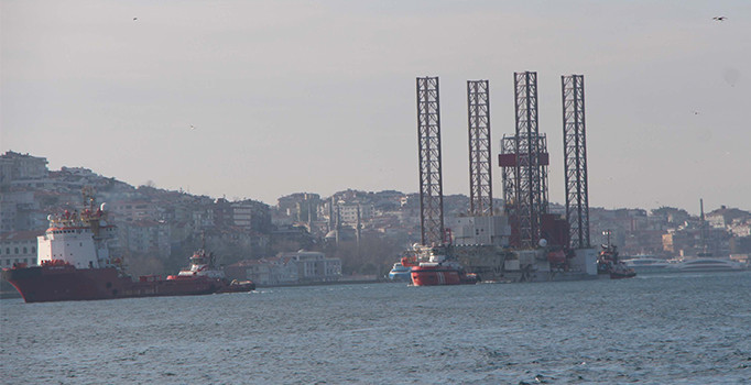 Dev petrol platformu İstanbul Boğazı’ndan geçti