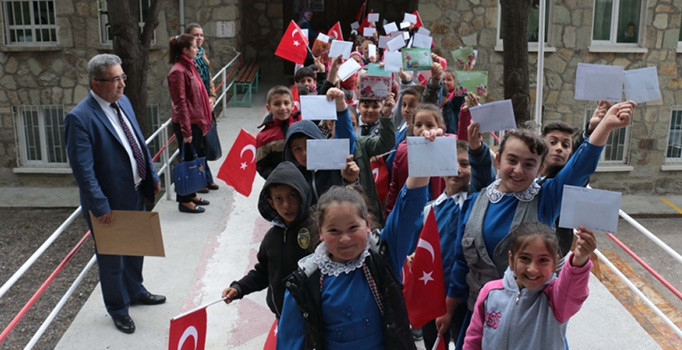 Öğrencilerden Mehmetçik'e 5 bin mektup