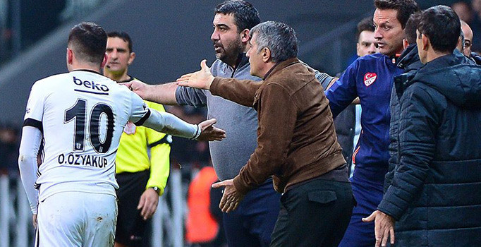 Ümit Özat ve Şenol Güneş maç öncesi tokalaşmadı