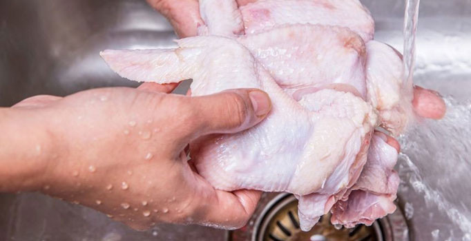 Çiğ tavuğu pişirmeden önce yıkamayın