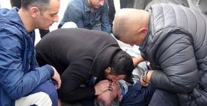 Yolda kalbi durdu, erkek hemşireler hayata döndürdü