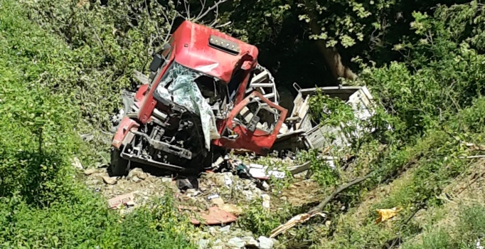 Taş yüklü kamyon uçuruma yuvarlandı: 2 ölü