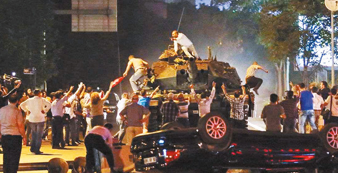 ‘Aracları tankla ezdim’