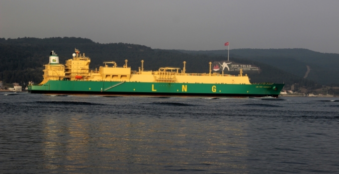 Doğal gaz tankerinin geçişi sırasında Boğaz kapatıldı