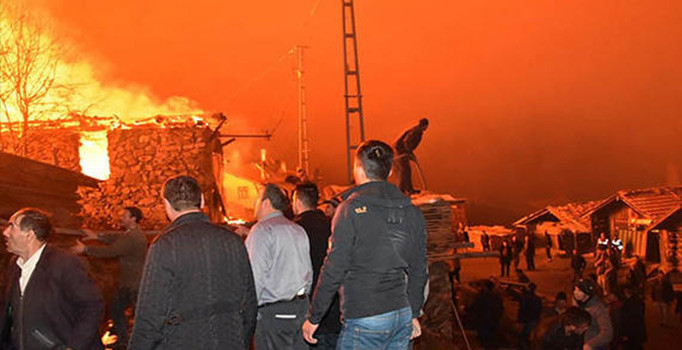 Kastamonu'da yangın faciası: 8 ev kül oldu