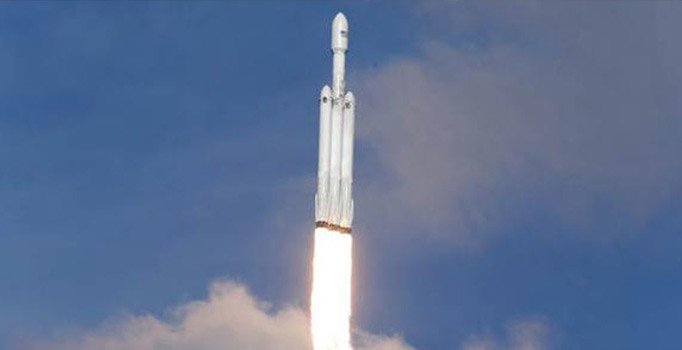 Tesla Roadster canlı yayında uzaya çıktı