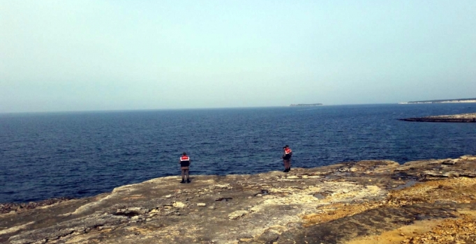 Kayalıklardan denize atlayarak intihar etti