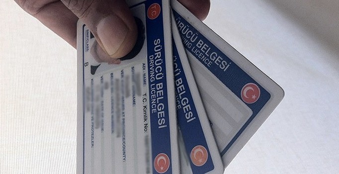 Bankalar, yeni ehliyetleri kimlik olarak kabul etmiyor