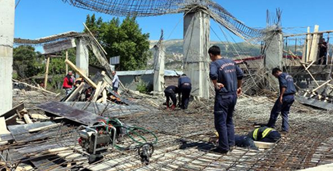 İnşaat çöktü, 9 işçi 10 dakikada ölümden döndü