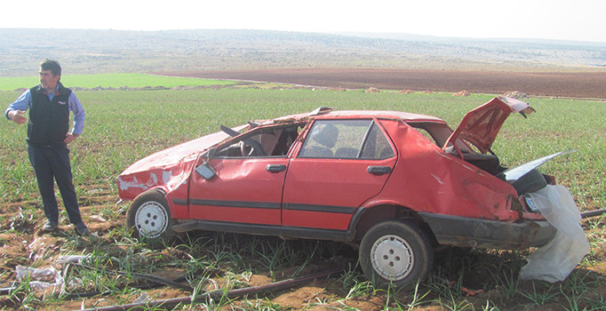 Yoldan çıkan otomobil sarımsak tarlasına girdi: 1 ölü, 2 yaralı