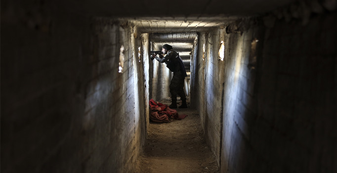 Afrin'de teröristlerin gizlendiği labirent tüneller bulundu