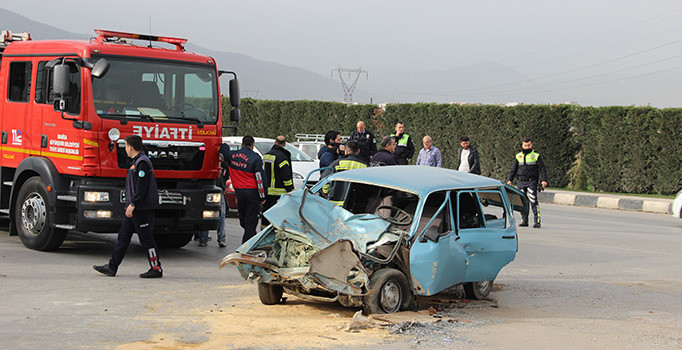Manisa kaza haberleri! Manisa'da otomobil ile minibüs çarpıştı: 1 ölü, 2 yaralı