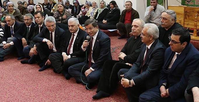 Başbakan Davutoğlu Erzincan'da cemevini ziyaret etti