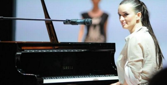 Kelebek, Angelic'i Anjelika Akbar konseriyle tanıtacak