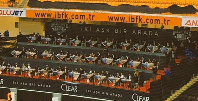 Başakşehir-Beşiktaş maçında sevgililere özel tribün oluşturuldu