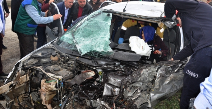 Otomobil karşı şeritte kamyonetle çarpıştı: 4 yaralı