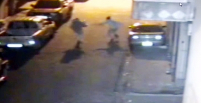 Kapkaç anı güvenlik kamerasına yansıdı