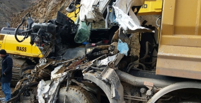 Hafriyat kamyonu, bir başka hafriyat kamyonunun üzerine düştü: 1 ölü | Çorum haberleri