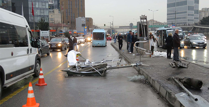 TIR durağı parçaladı, hafriyat kamyonu özel halk otobüsüne çarptı