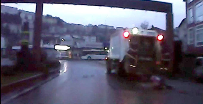 İki kardeş, çöp kamyonun altında kaldı