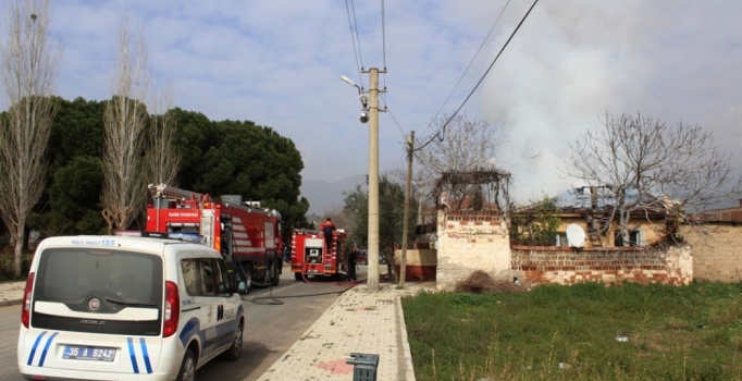 Elektrik kontağından çıkan yangın evi küle çevirdi | İzmir haberleri