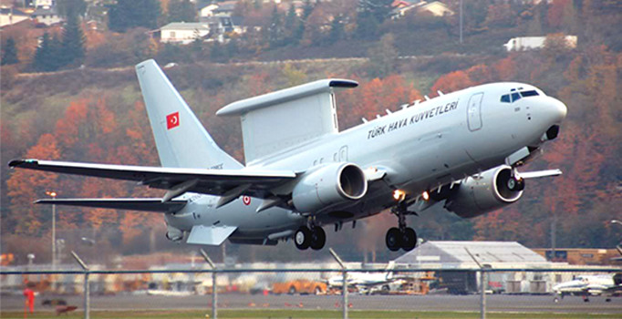 Son dakika! Hulusi Akar ve kuvvet komutanları Afrin Harekatını havadan denetledi