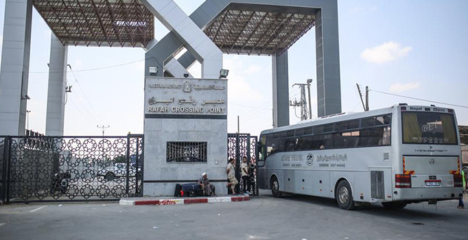 Mısır Refah Sınır Kapısı'nı kapattı