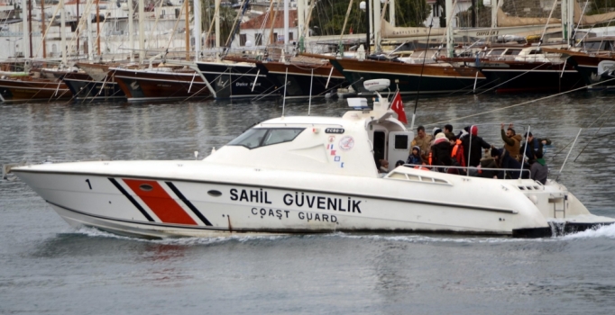 Bodrum'da lastik botta 56 kaçak yakalandı