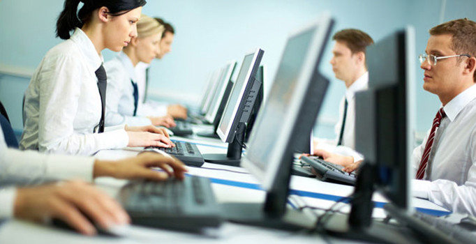 Müdüründen izin almadan bankaya gitti, işten kovuldu