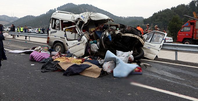 Son dakika! Kahramanmaraş'ta minibüs, kamyona çarptı: 9 ölü