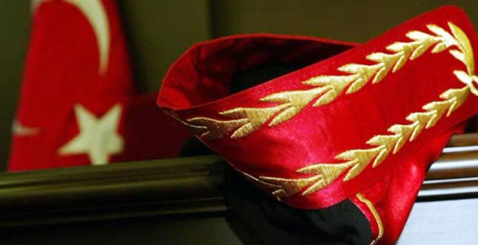 Kuran'a el bastırıp, soruları veren FETÖ'cü hakime 7.5 yıl