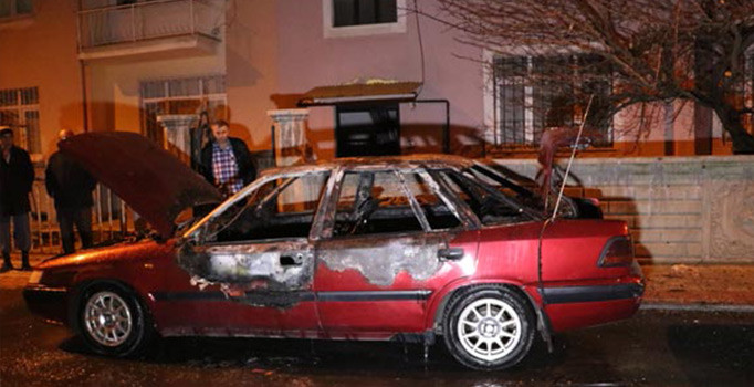 Konya'da park halindeki otomobil kundaklandı