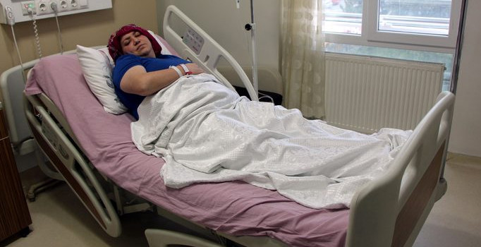 Polise kavga ihbarında bulunan kadını hastanelik etti