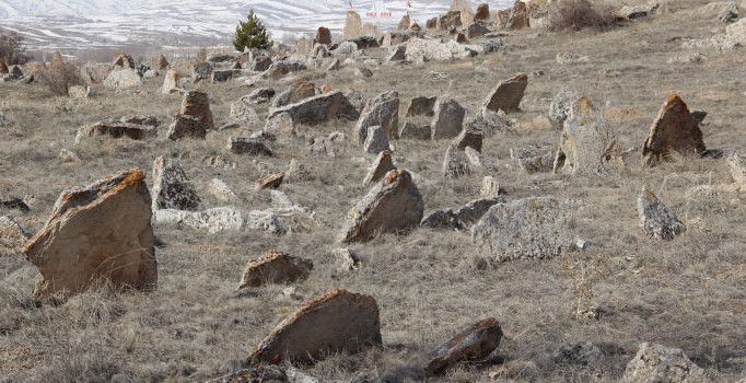 Esrarengiz taşlar dikkat çekiyor Hepsi isimsiz, tarihsiz ve biçimsiz...