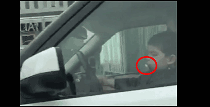 Bu sabah Beşiktaş'ta görüldü lüks aracın direksiyonunda emzikli çocuk