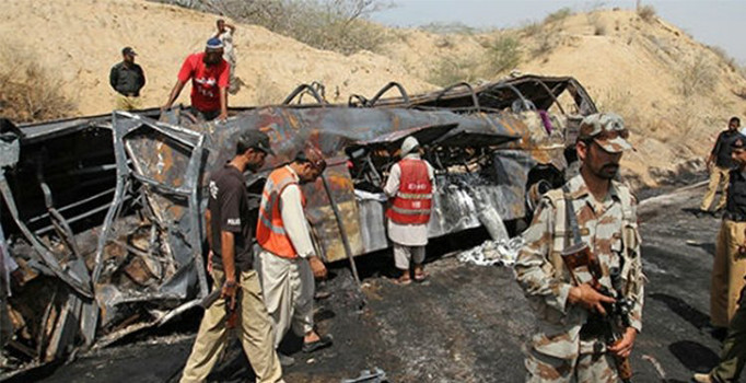 Pakistan'da kamyon kazası: 8 ölü