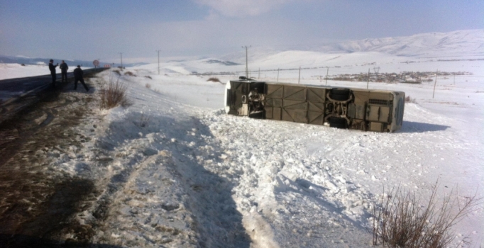 Ardahan'da yolcu otobüsü şarampole yuvarlandı: 4 yaralı