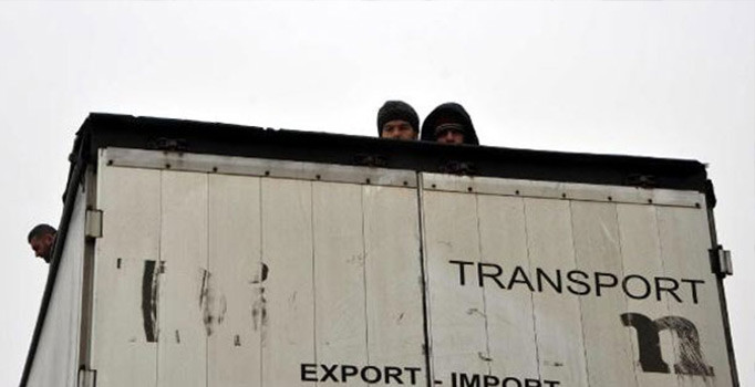 TIR arıza yapınca, içindeki Suriyeli kaçaklar yakalandı