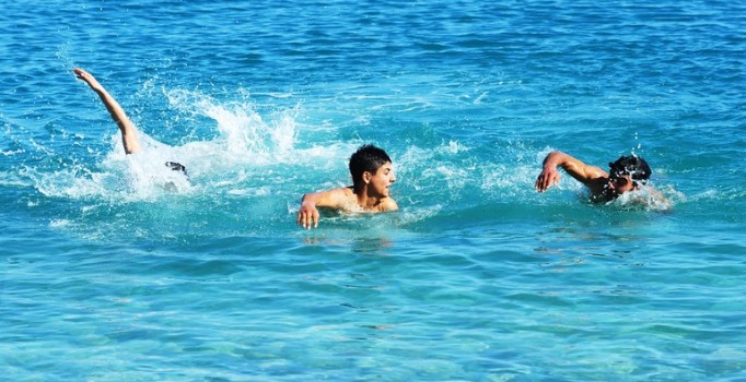 Fethiye'de sıcak havayı fırsat bilenler denize girdi | Muğla Haberleri
