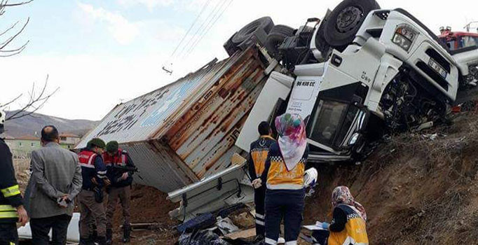 Kayseri'de TIR devrildi: 1 ölü | Kayseri haberleri