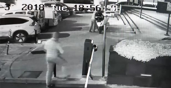 Vatandaşların gözü önünde 20 saniyede motosikleti böyle çaldılar
