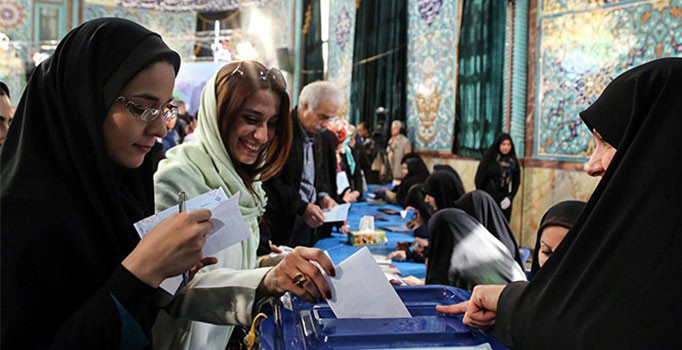 İran'da referandum çağrısı