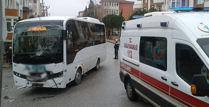 Son dakika! Okul servisiyle minibüs çarpıştı: 11 yaralı