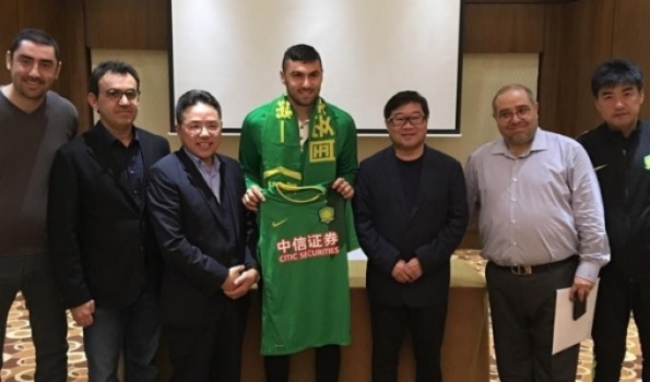 Çin'e transfer olan Burak Yılmaz yeni formasıyla poz verdi