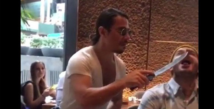 Nusret, David Beckham'ı elleriyle besledi