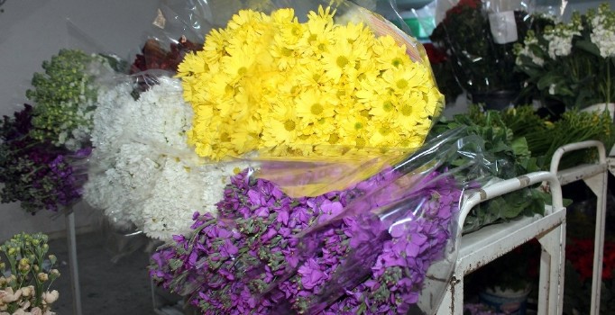 Çiçek mezadında Sevgililer Günü yoğunluğu