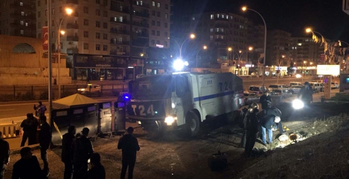 Son dakika! Diyarbakır'da polis noktasına el yapımı patlayıcı ile saldırı