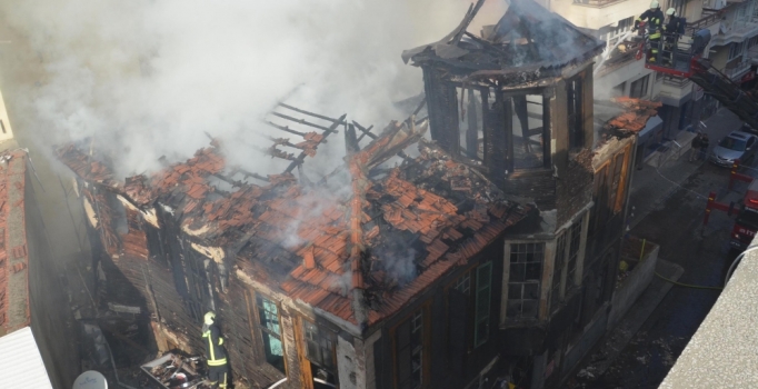 Tarihi konağı, uçucu madde bağımlısı ısınmak isterken yakmış